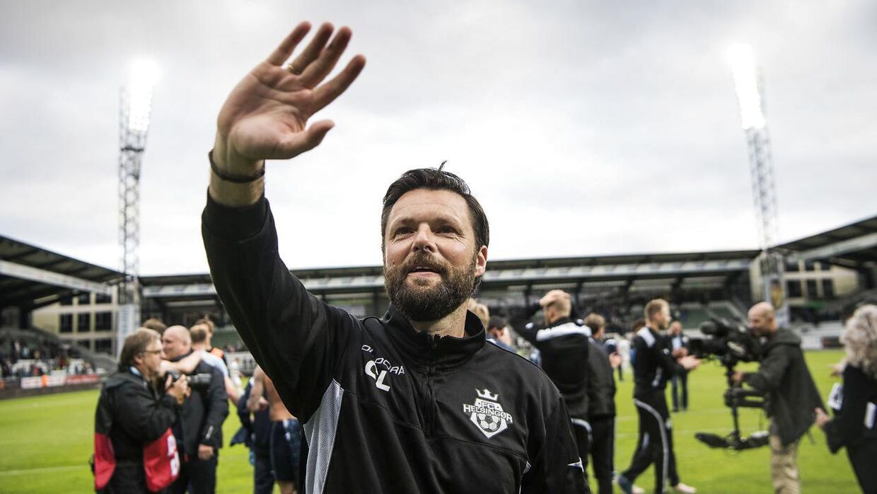 FC Helsingørs cheftræner Christian Lønstrup fejrer oprykningen med sit hold.