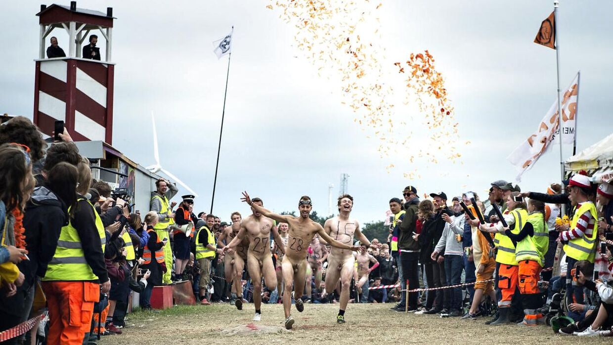 Det årlige nøgenløb på Roskilde Festival afholdes i dag i Dreamcity, torsdag den 29. juni 2017. Her er det årets vinder, der løber over målstregen.