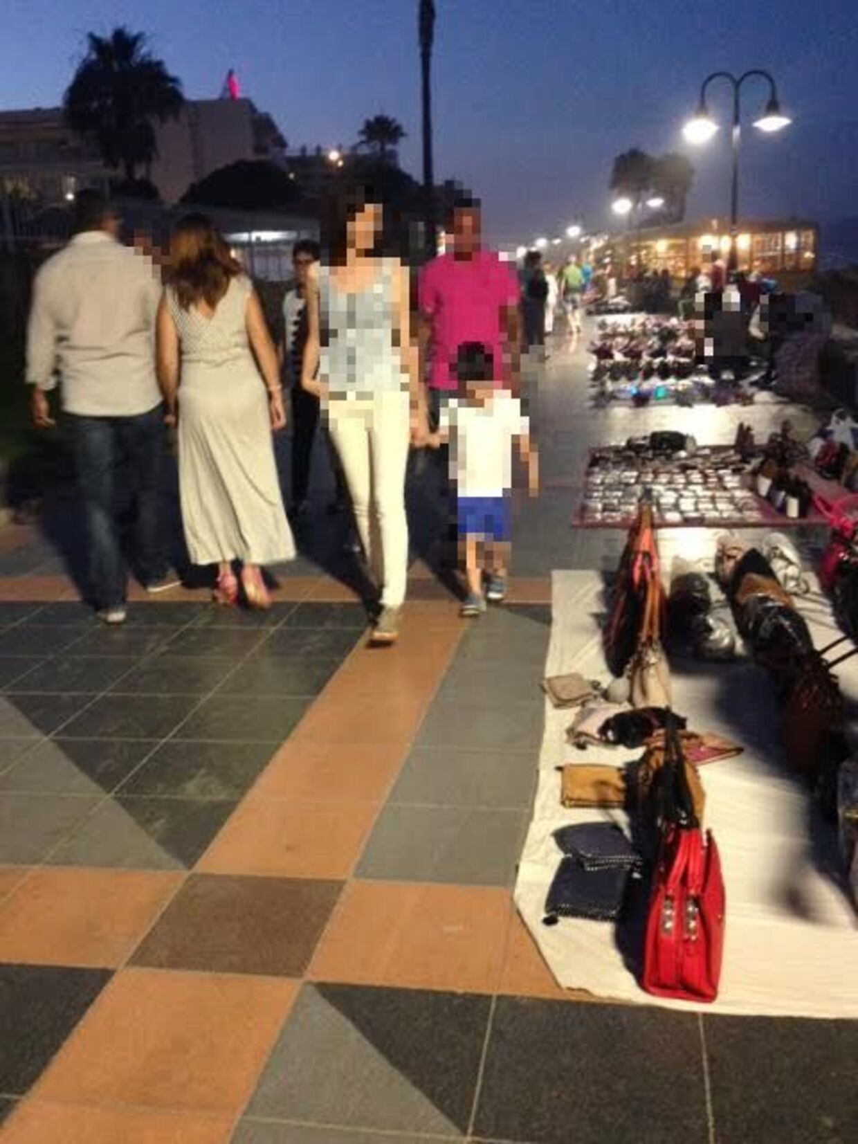 Der er gadesælgere hele vejen nede af strandpromonaden i Costa Del Sol. Hans Rasmussen mener, at de er migranter og flygtninge.