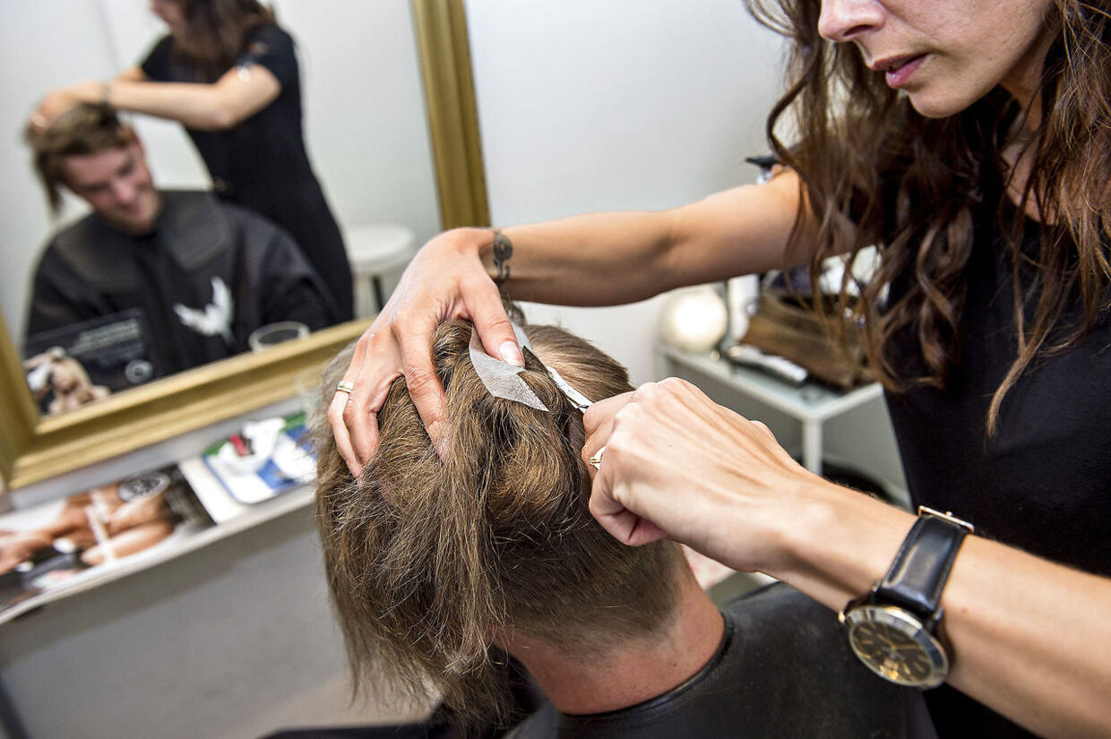 Flere unge mænd er begyndt at få sat toupeer på, når de bliver tyndhårede. 