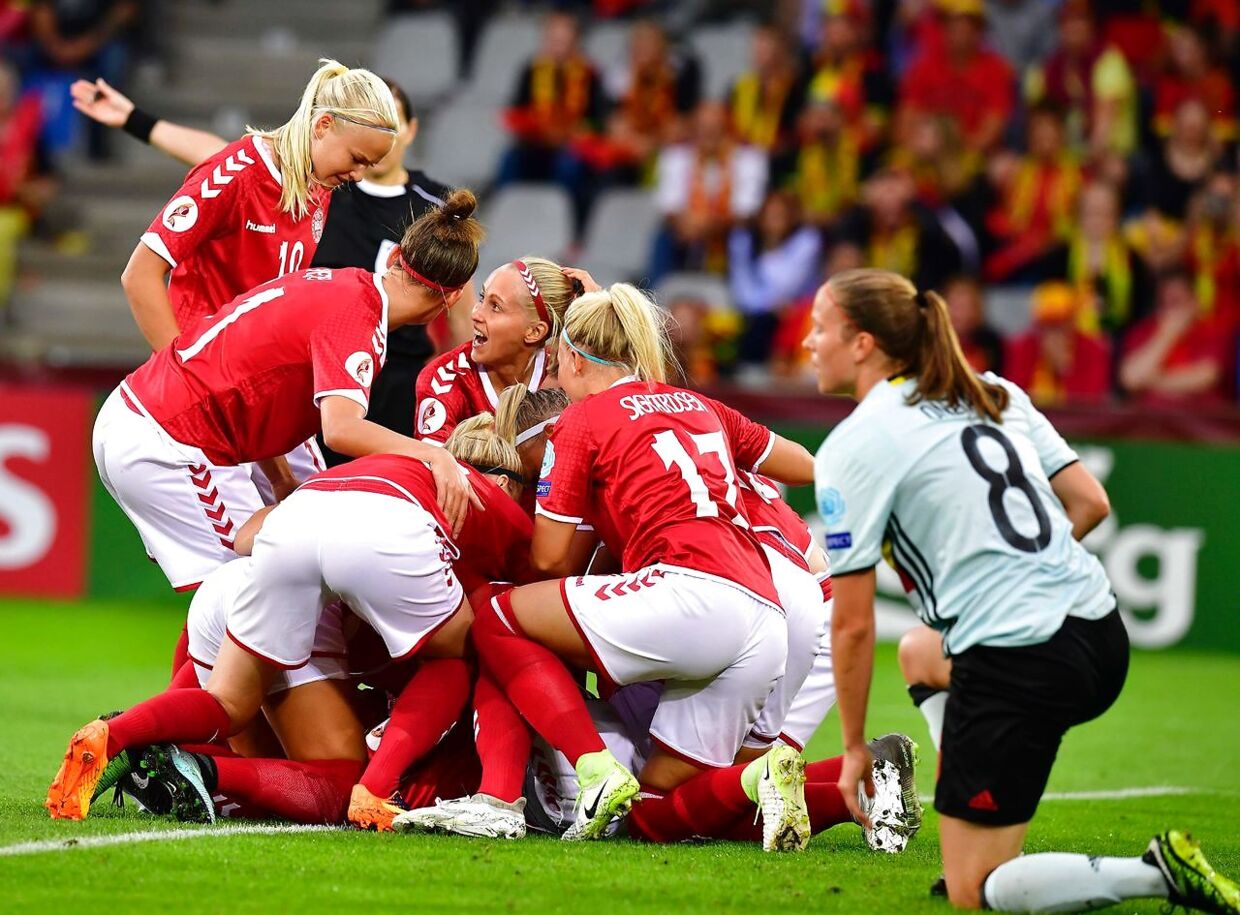 Denmark's team players celebrate scoring during the UEFA Women's Euro 2017 football tournament between Denmark and Belgium at Stadium De Vijverberg in Doetinchem on July 16, 2017. / AFP PHOTO / TOBIAS SCHWARZ