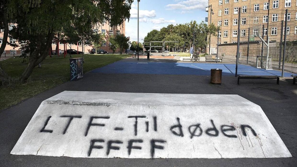 Nogen har malet »LFT« med grafitti på Krakas Plads for enden af Sigynsgade, hvor den kriminelle bande Loyal To Familia for tiden hærger.