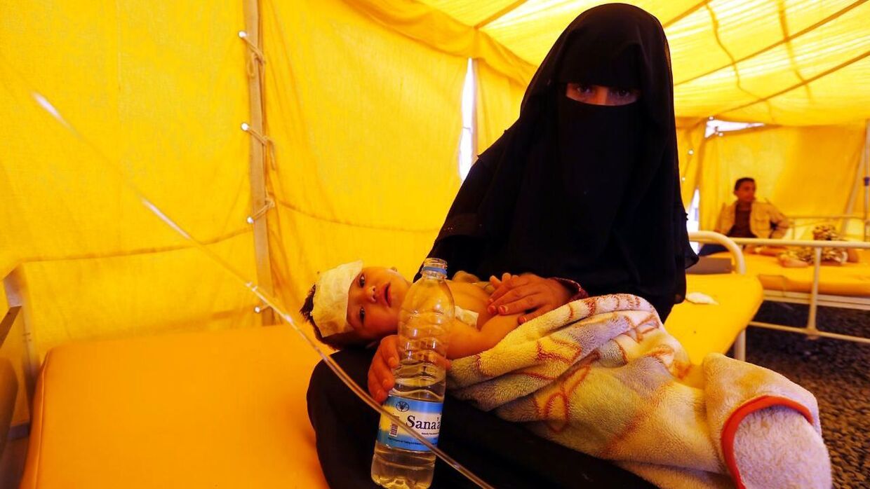 På billedet ses en mor sammen med sin lille søn, der er i behandling for Kolera. Billedet her er fra lørdag den 22. juli - fra et hospitalstelt i Sana'a, Yemen.  