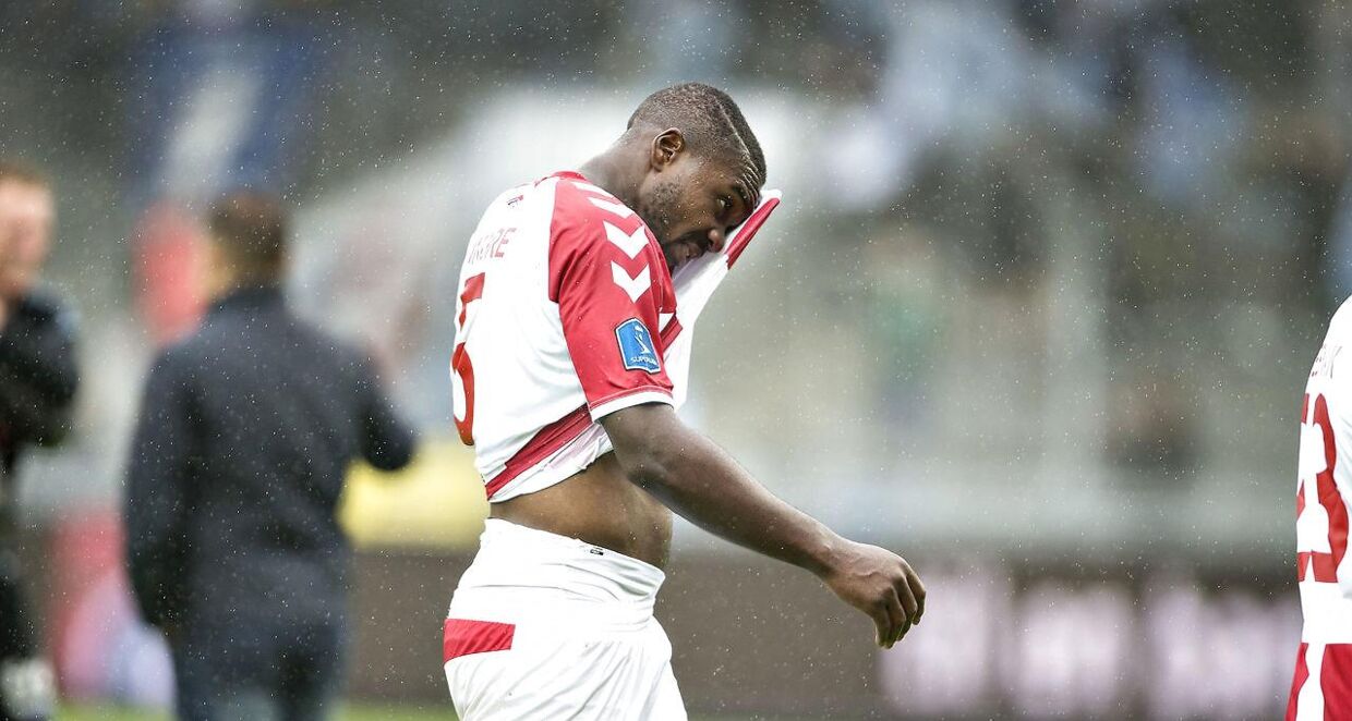  Jores Okore forlader banen efter nederlaget på 1-4 mod Sønderjyske i sin hjemmebanedebut for AaB.
