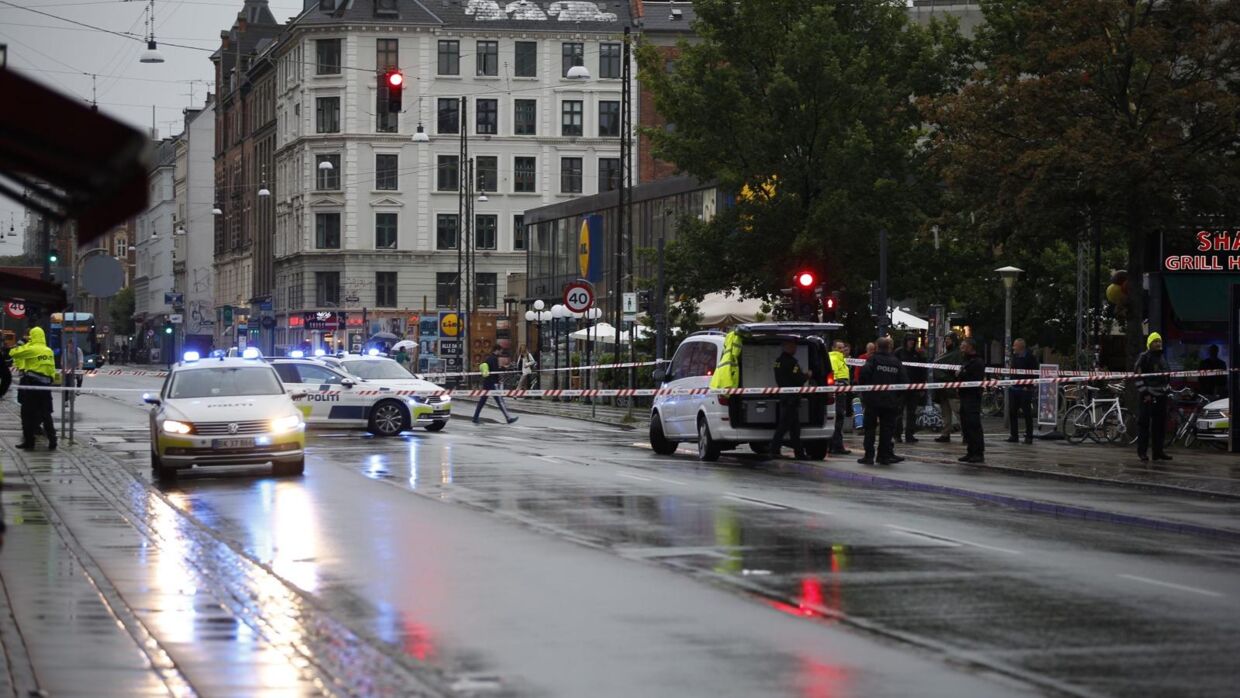Politiet arbejder på Nørrebrogade, hvor der tirsdag aften er afgivet flere skud.