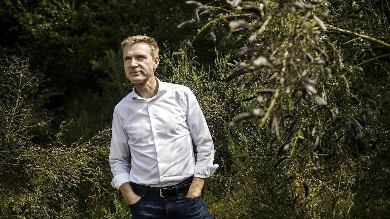 Dansk Folkepartis formand, Kristian Thulesen Dahl, lægger op til at afskaffe licensen og gennemføre massive besparelser i DR. Meldingen kommer i forbindelse med partiets årlige sommergruppemøde, der i disse dage afholdes i Sorø.
