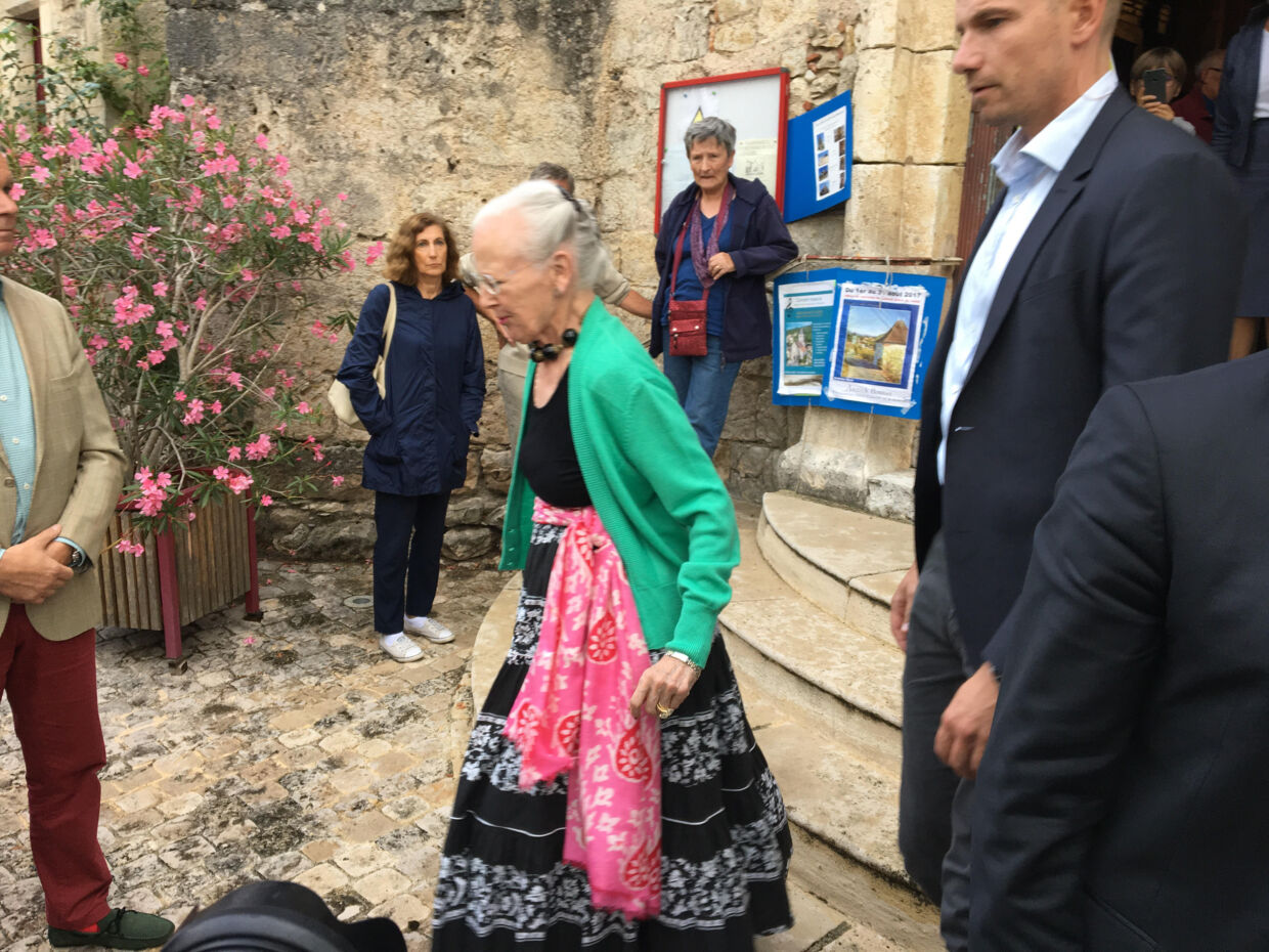 Dronning Margrethe kom først ud af kirken.