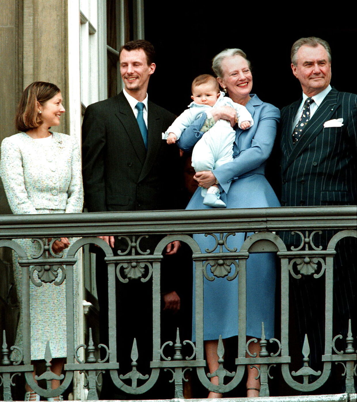 Stoltheden over sit første barnebarn strålede ud af dronning Margrethe, da hun på sin 60 års fødselsdag lod sig hylde på balkonen på Amalienborg med lille prins Nikolai på armen. Han fik ved samme lejlighed sin balkondebut. 