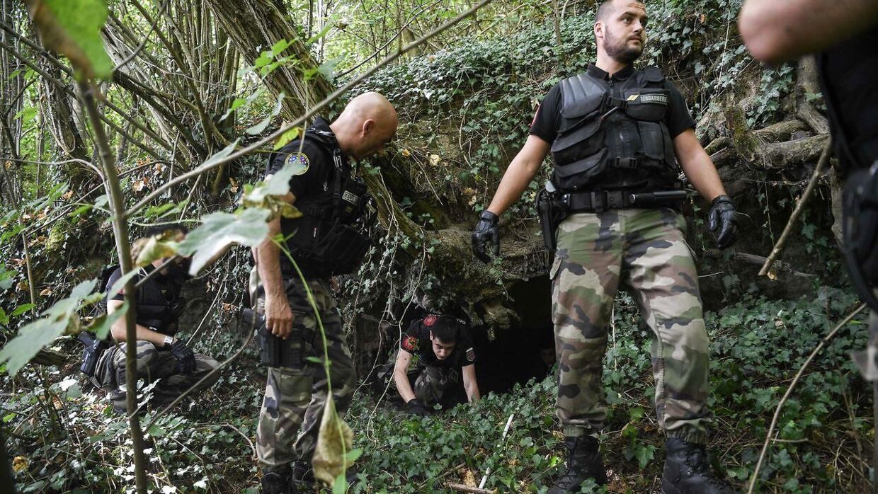 Franske betjente gennemsøger skoven ved Pont-de-Beauvoisin i det østlige Frankrig 30. august, efter en niårig pige er forsvundet.