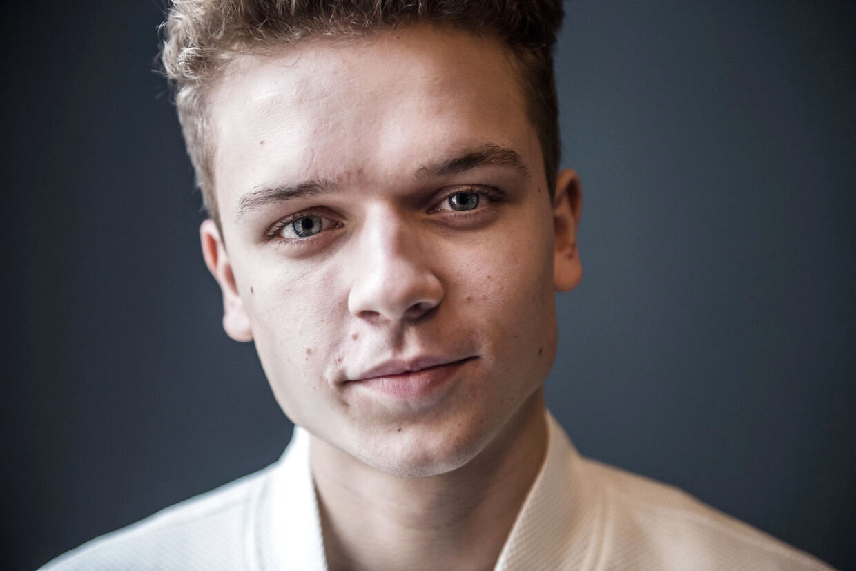 Rasmus Brohave er 19 år og youtuber. Han har lige udgivet sin første bog, selvbiografien "Sådan blev jeg Rasmus Brohave". Dagen før udgivelsen mødte han fans og signerede bøger på forlaget.