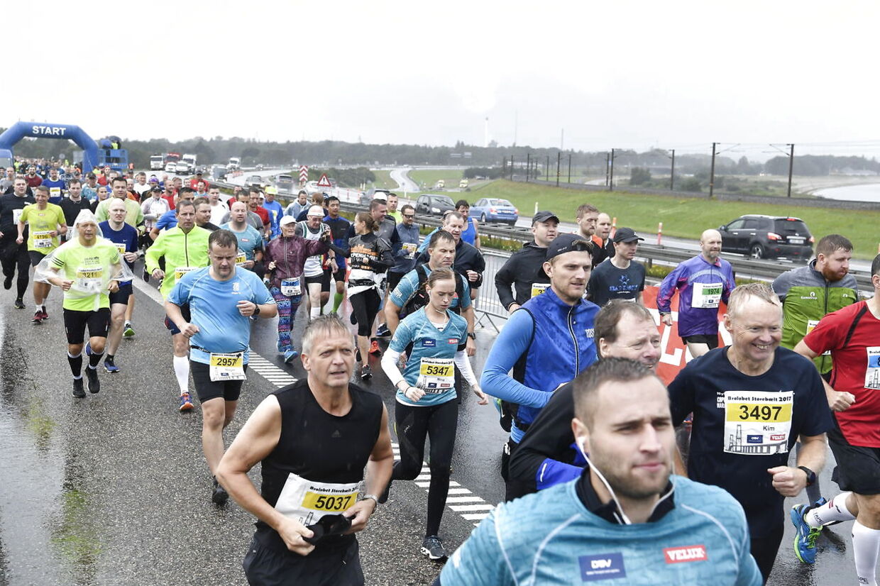 Flere end 10.500 løbere deltog i Broløbet, der ser ud til at blive den sidste udgave i rækken. I sommer sagde transportminister Ole Birk Olesen stop for løb over flere broer med henvisning til de trafikale gener, løbene skaber.