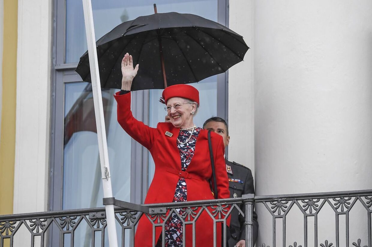 epa06002655 Queen Margrethe II of Denmark waves on the balcony of the Presidental Palace during an official visit by the Nordic Heads of State in Helsinki, Finland, 01 June 2017. The Nordic Heads of State are on an official visit to mark the 100th Anniversary of Finland's independence. EPA/KIMMO BRANDT
