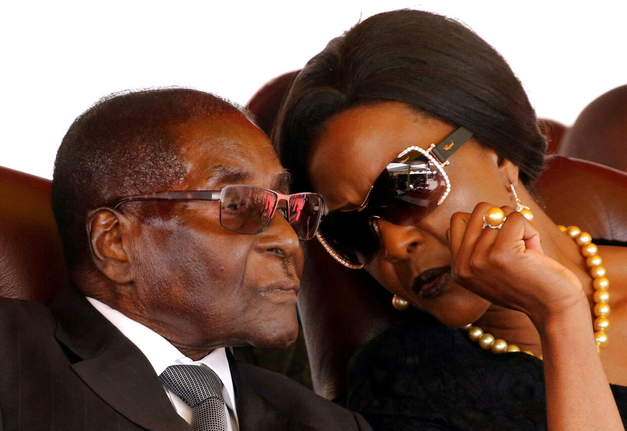 Den 93-årige præsident (tv.) oplever lige nu en kamp om at overtage magten i Zimbabwe, efter han dør. En af kamphanerne er hans kone, Grace Mugabe (th.)