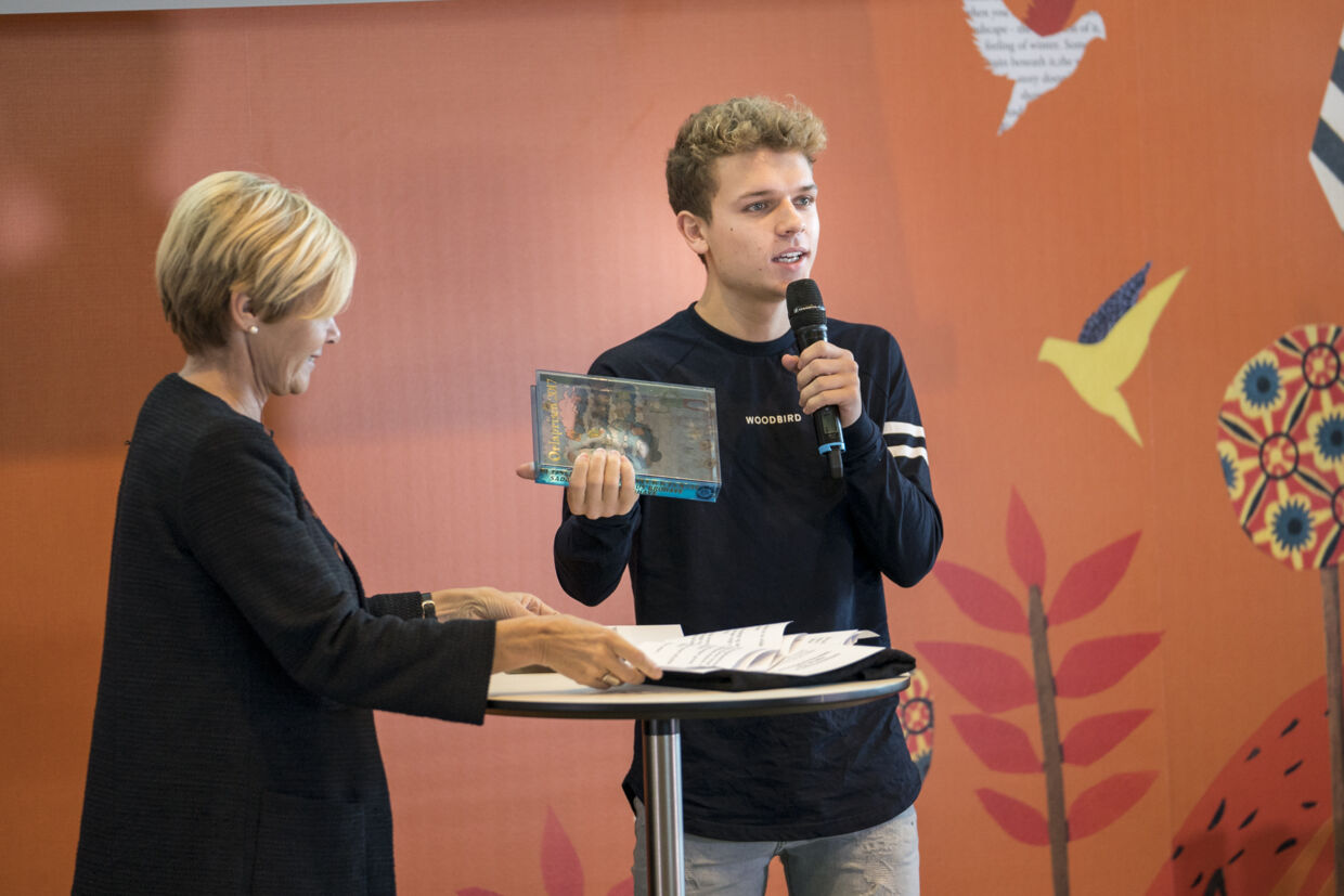 19-årige Rasmus Brohave vandt Orlaprisen for »Bedste bog man bliver klog af« for sin bog Sådan blev jeg Rasmus Brohave. Prisen blev overrakt af kulturminister Mette Bock (LA).