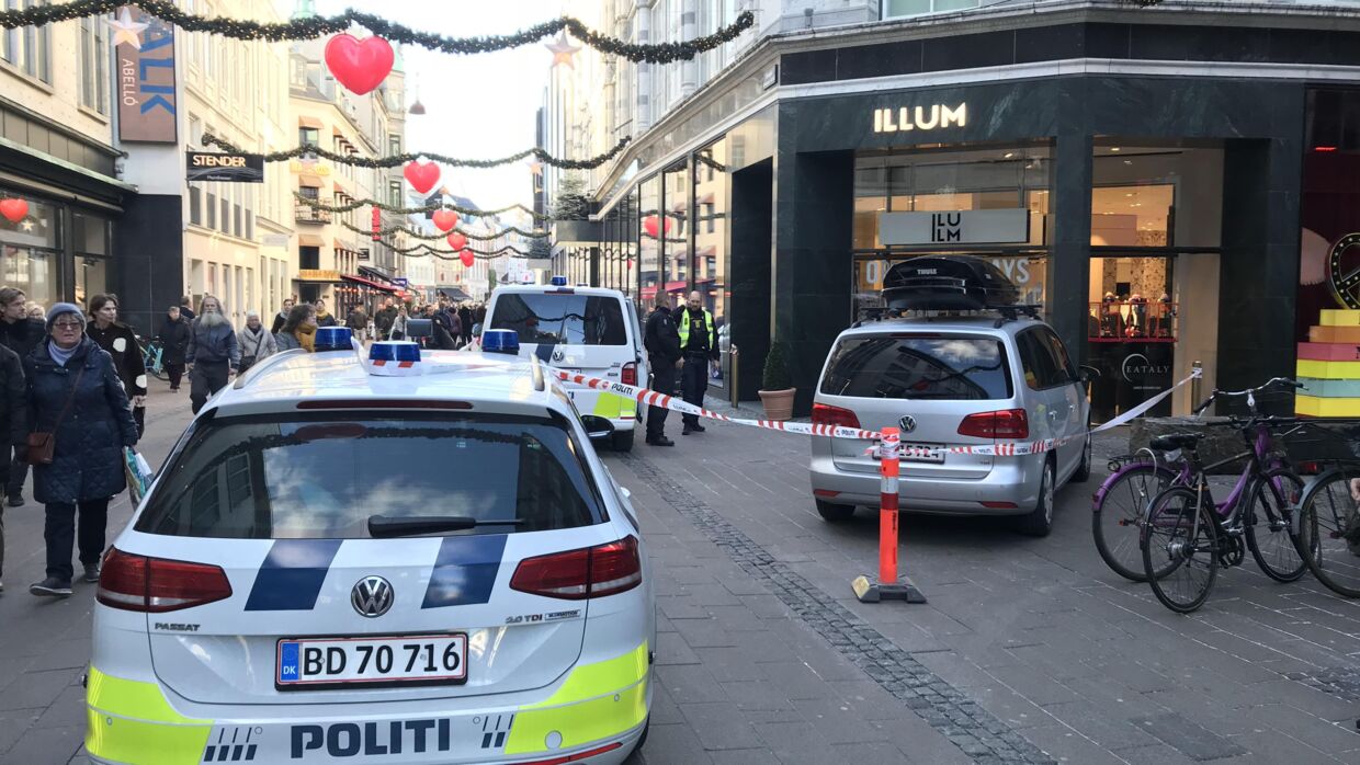 Politiet til stede ved Illum i København efter et røveri.