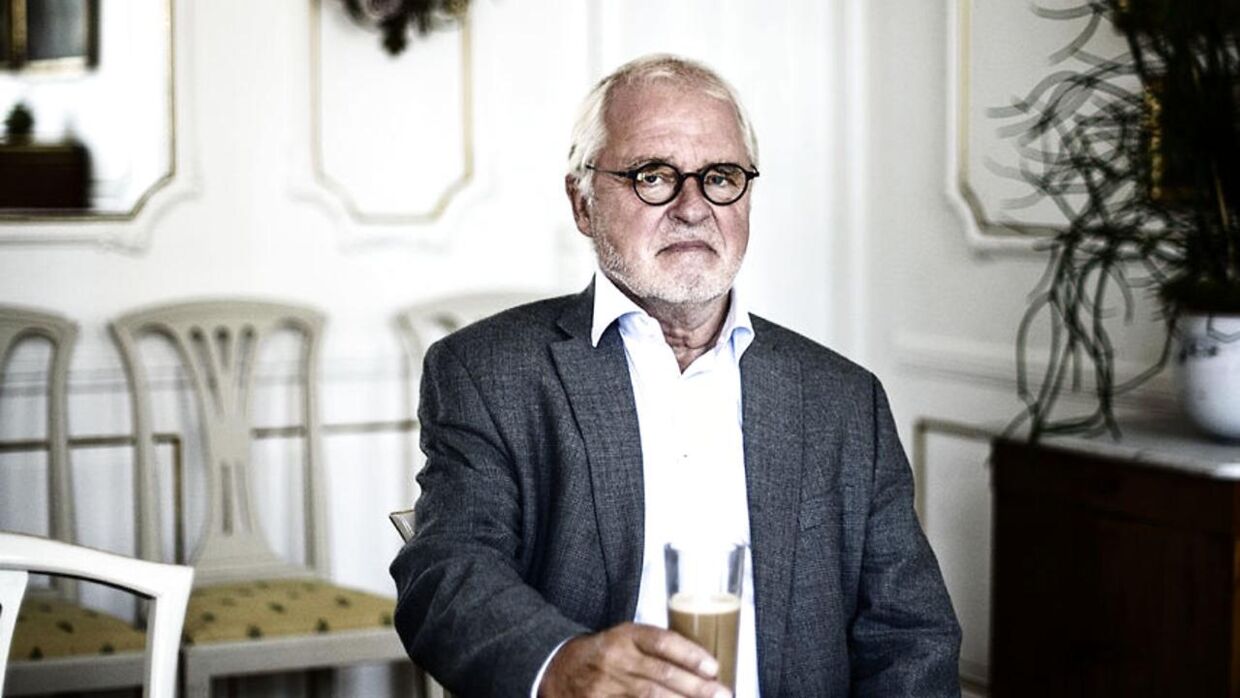 Den i dag 73-årige Johan Schlüter ville tage sit eget liv, efter han blev hovedperson i det, der kaldes, den største svindelsag mod et dansk advokatkontor nogensinde. Her er han fotograferet i sit tidligere hjem på Esplanaden i København.