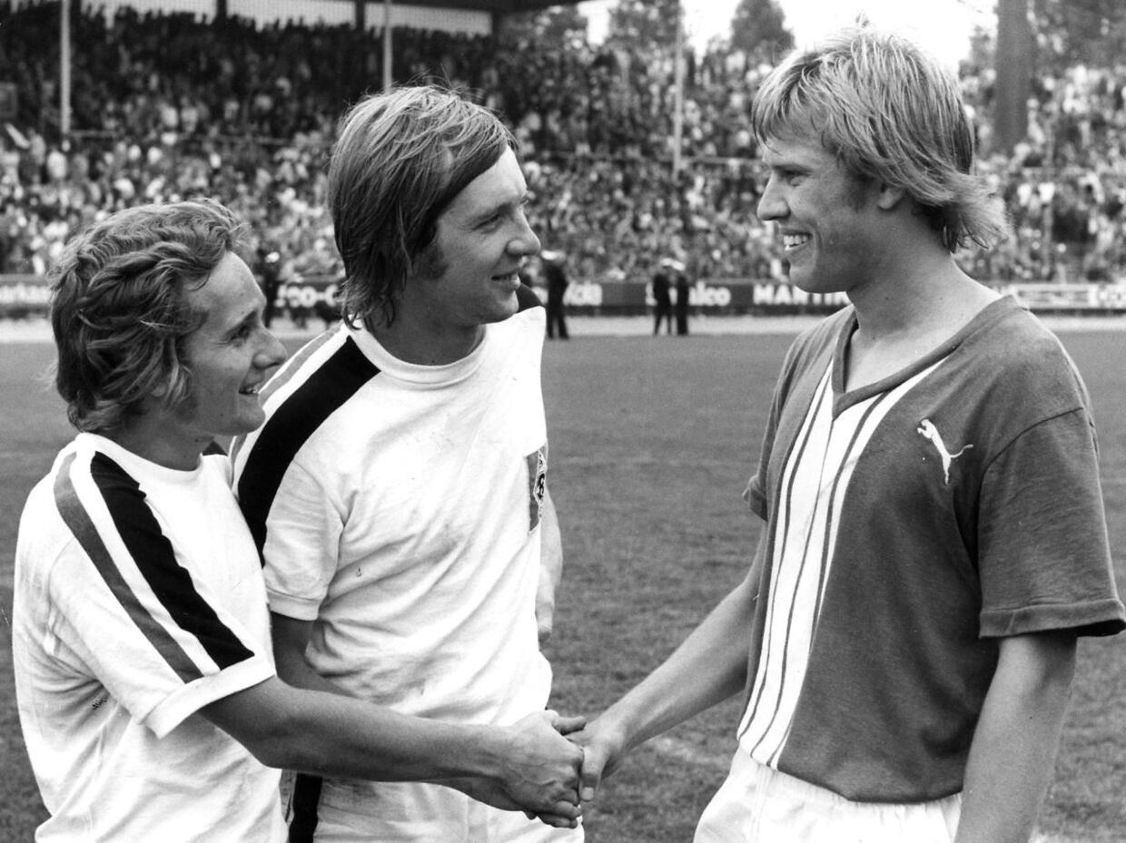 Per Røntved (th), Werder Bremen, hilser på Allan Simonsen (tv) og Henning Jensen (im), begge Borussia Mönchengladbach.