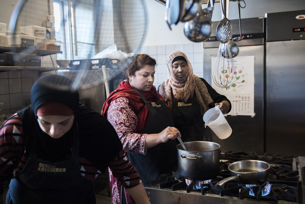»Fra Kogekone til Køkkenansat« er med til at opkvalificere kvinder, der har ringe eller ingen tilknytning til arbejdsmarkedet. Ti ud af 75 deltagere  er ind til videre hjulpet i job. Foto: Anne Bæk