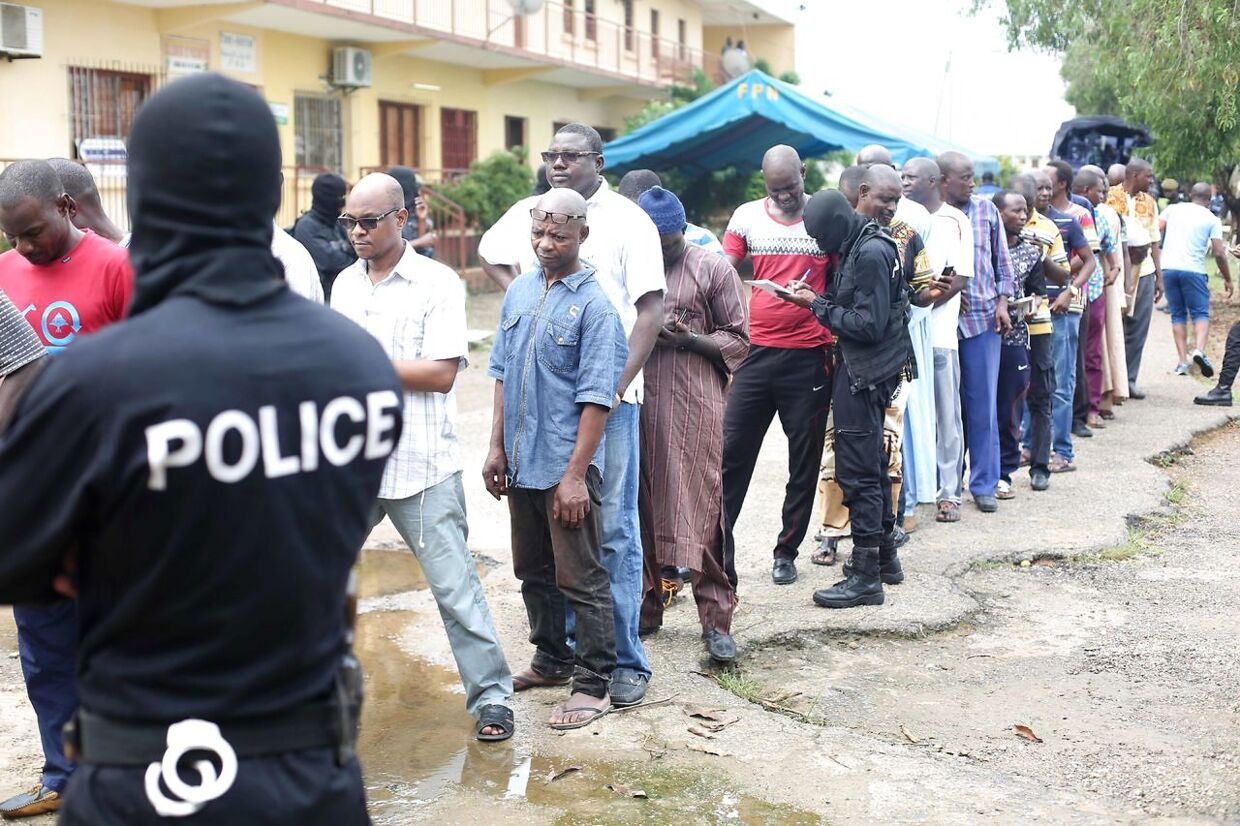Politiet i Gabon tilbageholdt en stribe muslimske gadehandlere kort efter angrebet på de to danskere for at afdække, om der var flere involverede i angrebet. Gerningsmanden til knivangrebet var en 53-årig mand fra Niger, der angiveligt ville hævne, at Donald Trump i sidste uge anerkendte Jerusalem som Israels hovedstad. Gerningsmanden ankom til Libreville to dage før angrebet, og det var 'overlagt', siger anklager Steeve Ndong Essame. Foreløbig er 38 vestafrikanere varetægtsfængslet, oplyser nyhedsbureauet AFP. AFP PHOTO / Steve JORDAN