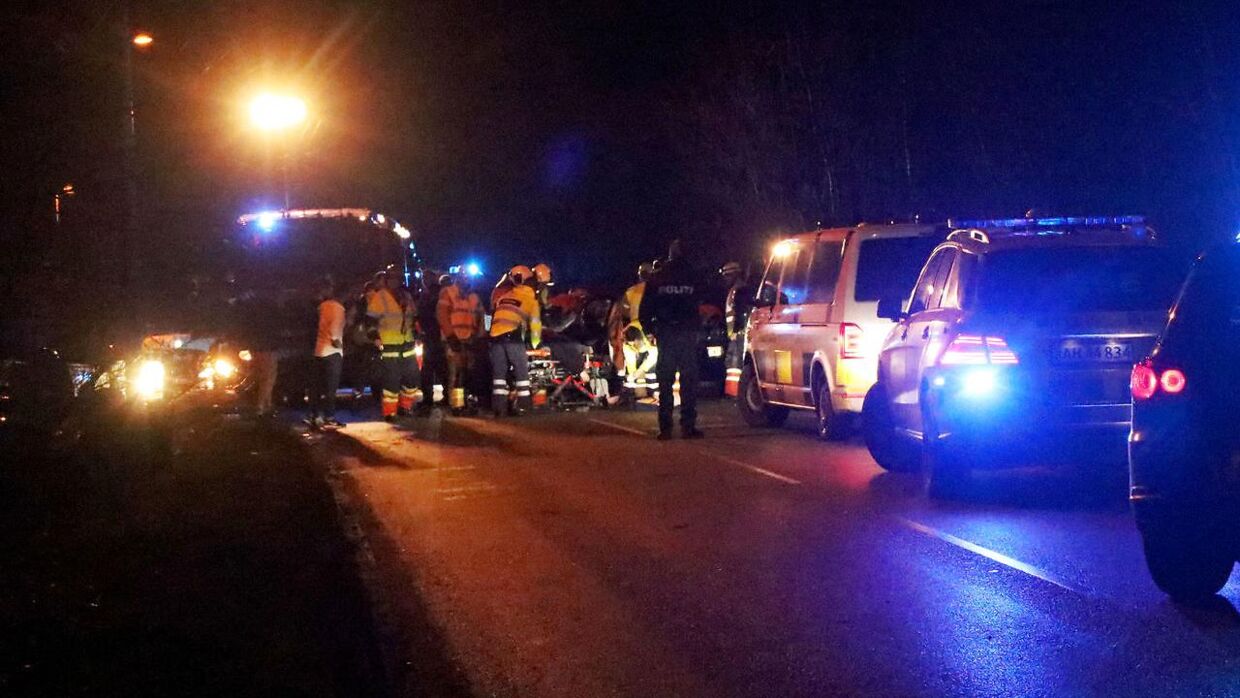 Tre biler er fredag aften kørt sammen i Brabrand ved Aarhus. Tre personer er alvorligt kvæstede. 