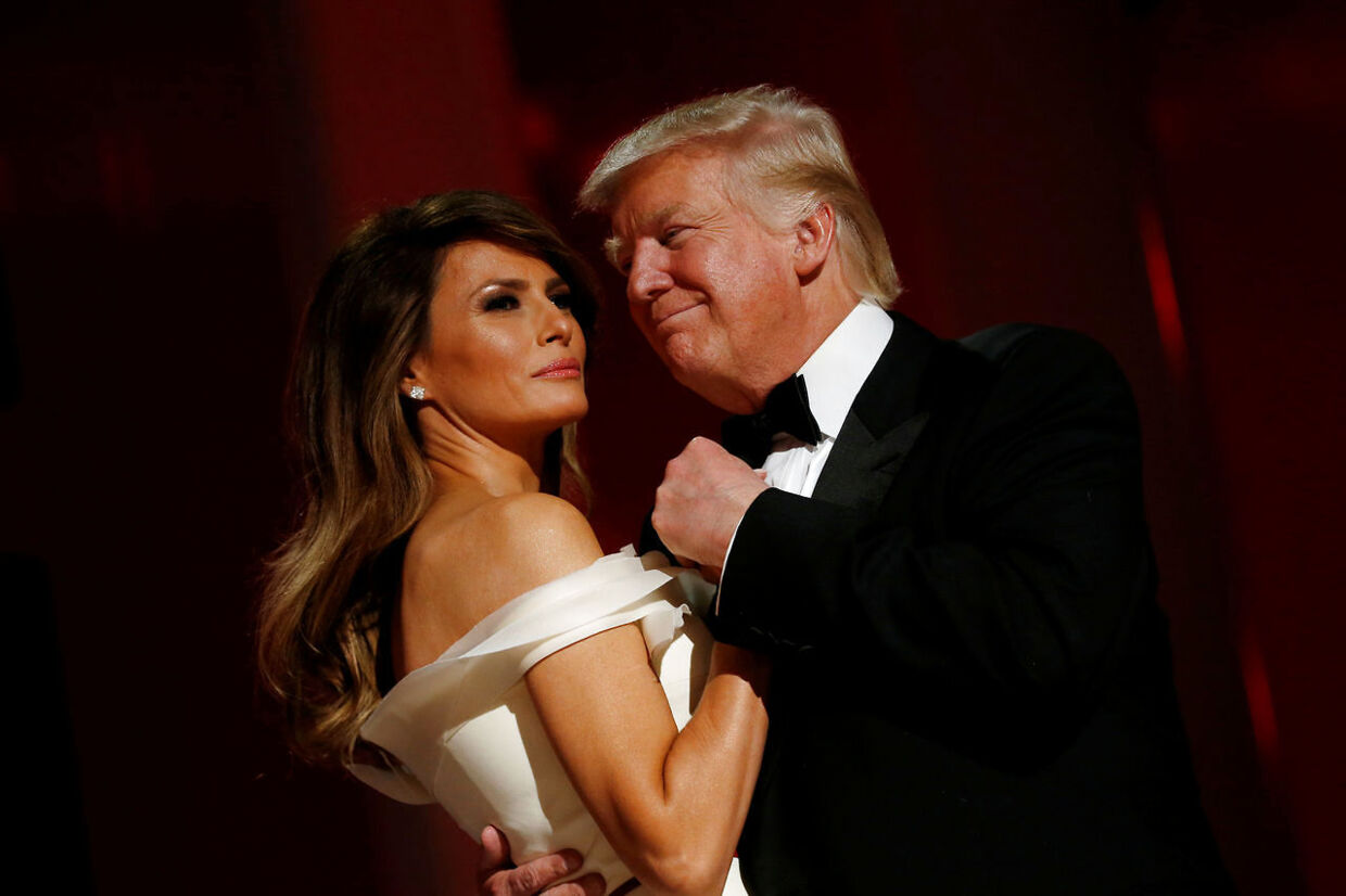 Præsident Trump og Førstedame Melania Trump danser ved the Liberty Ball på indsættelsesaftenen i januar 2017.
