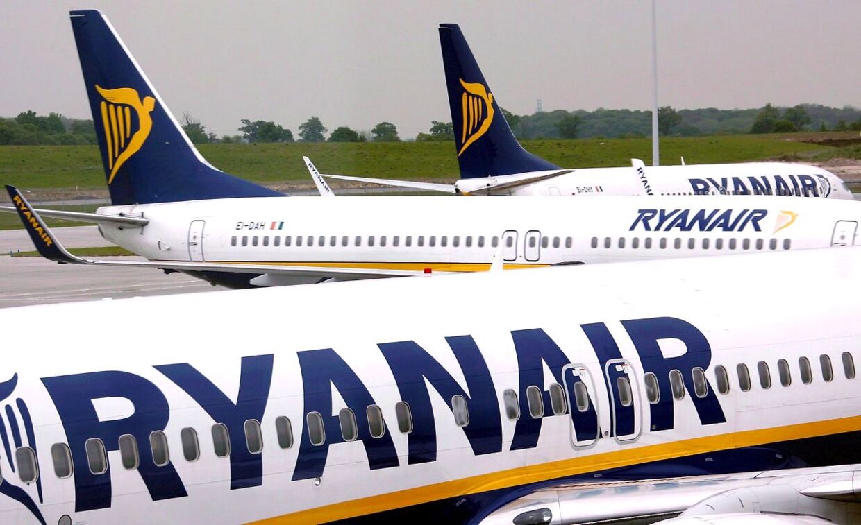 Et fly fra Ryan Air blev repareret med Gaffertape på forruden. Mon de bruger tyggegummi i motorrummet?