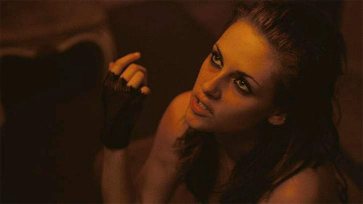 En let påklædt Kristin Stewart smider klunset i ny film, hvor hun både spiller stripper og prostitueret.