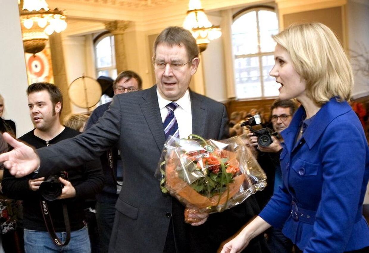 Den forhenværende socialdemokratiske statsminister Poul Nyrup Rasmussen ønsker tillykke ved Helle Thorning-Schmidts 40 års fødselsdagsreception på Christiansborg i 2006. Thorning når ikke Nyrup til sokkeholderne som statsminister, mener kritikere.