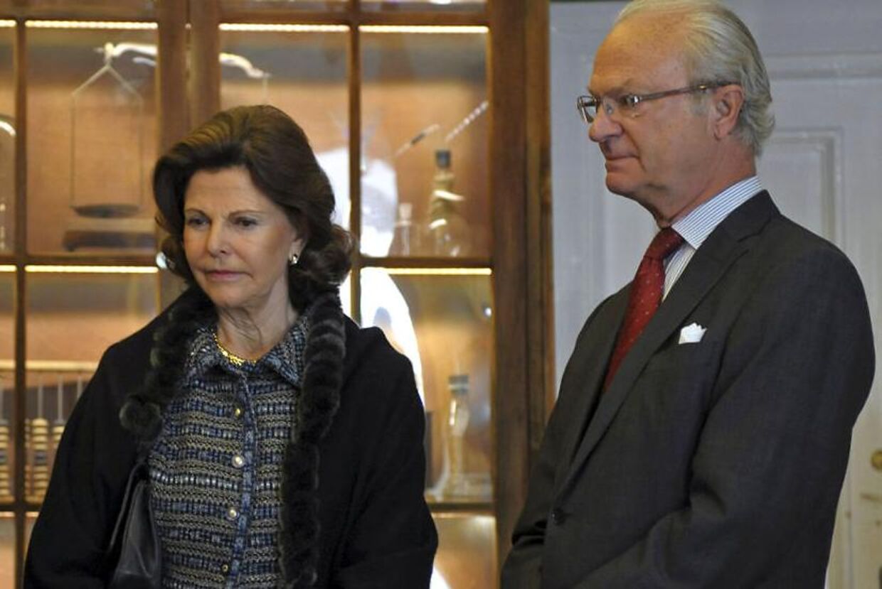 Dronning Silvia forlader sin mand for en stund, når hun onsdag mødes med Dronning Margrethe i Danmark.