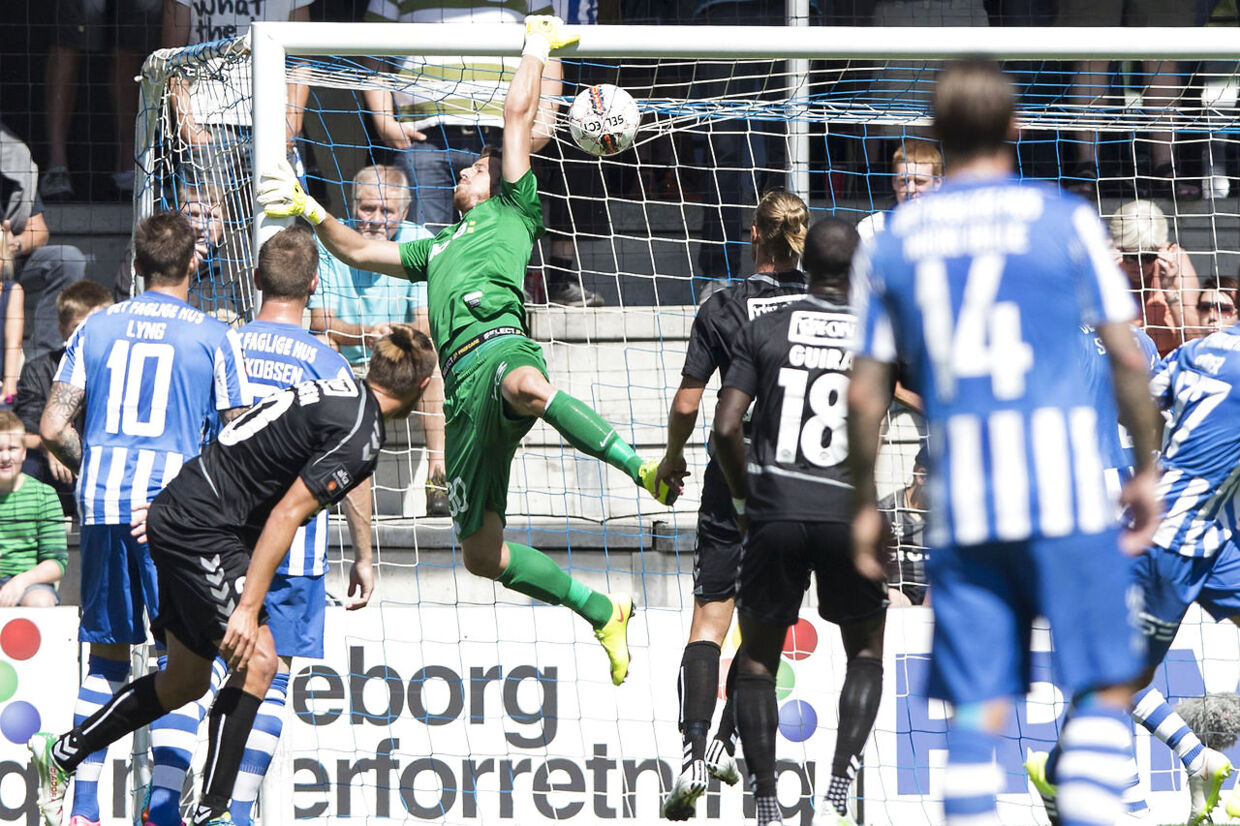ALKA Superligaen Esbjerg fB - SønderjyskE Søndag 9. august 2015 Blue Water Arena En bold går meget tæt over Esbjerg keeper Martin Dubravkas (30) mål