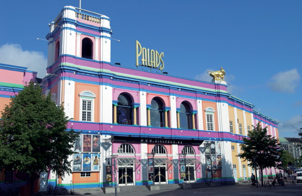 I 1989 udsmykker kunstneren Poul Gernes Palads Teatret med de velkendte spraglede pastelfarver, som mange danskere i dag kender biografbygningen for. Til indvielsen i 1989 spillede Shu-Bi-Dua koncert fra bygningens tag og de tiltrak 20.000-25.000 mennesker. Billedet her er fra 2006.