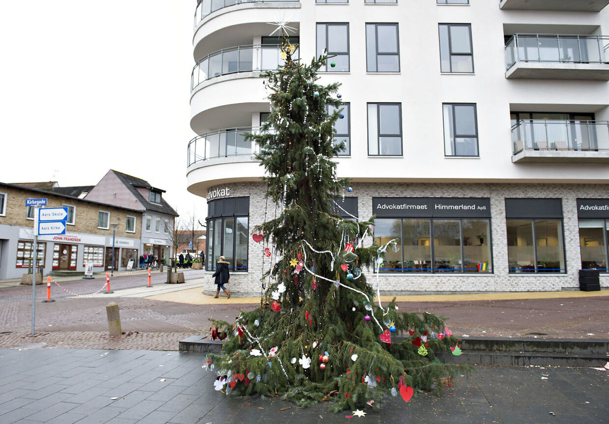 'Danmarks Grimmeste Juletræ' efter det blev pyntet af børnehavebørn i Aars i Himmerland
