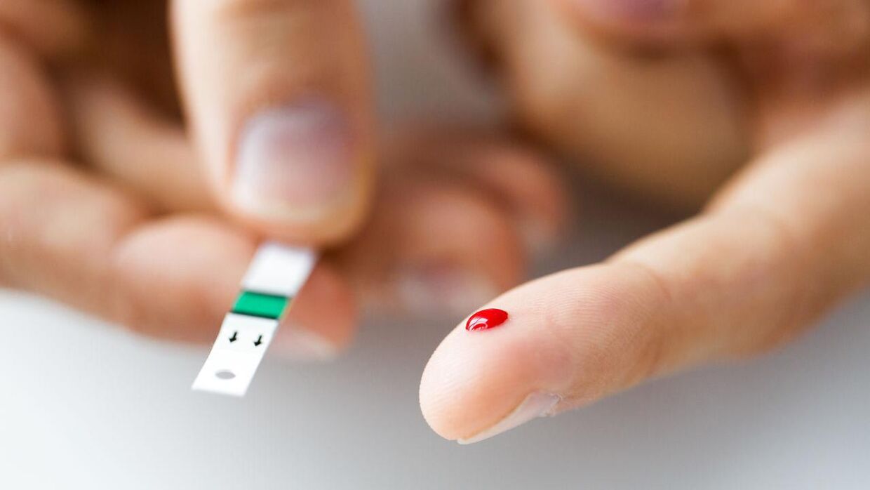 De fleste diabetikere måler deres blodsukker ved at stikke sig selv i fingeren. Det er dog noget nemmere med en såkaldt sensorbaseret måler, hvis man kan få en sådan bevilget.