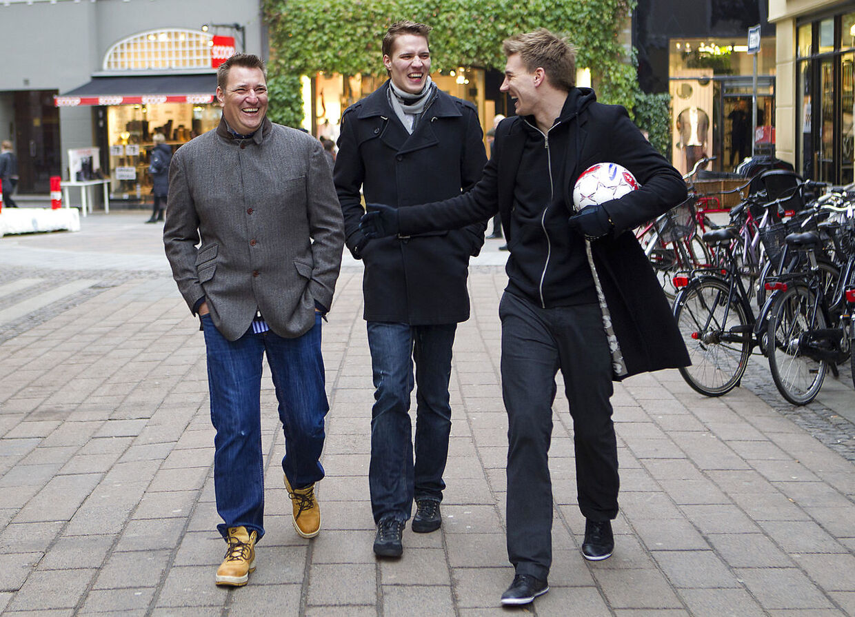 Nicklas Bendtner under reklamefilmsoptagelser på og omkring Strøget Her med sin far Thomas Bendtner og sin bror Jannick