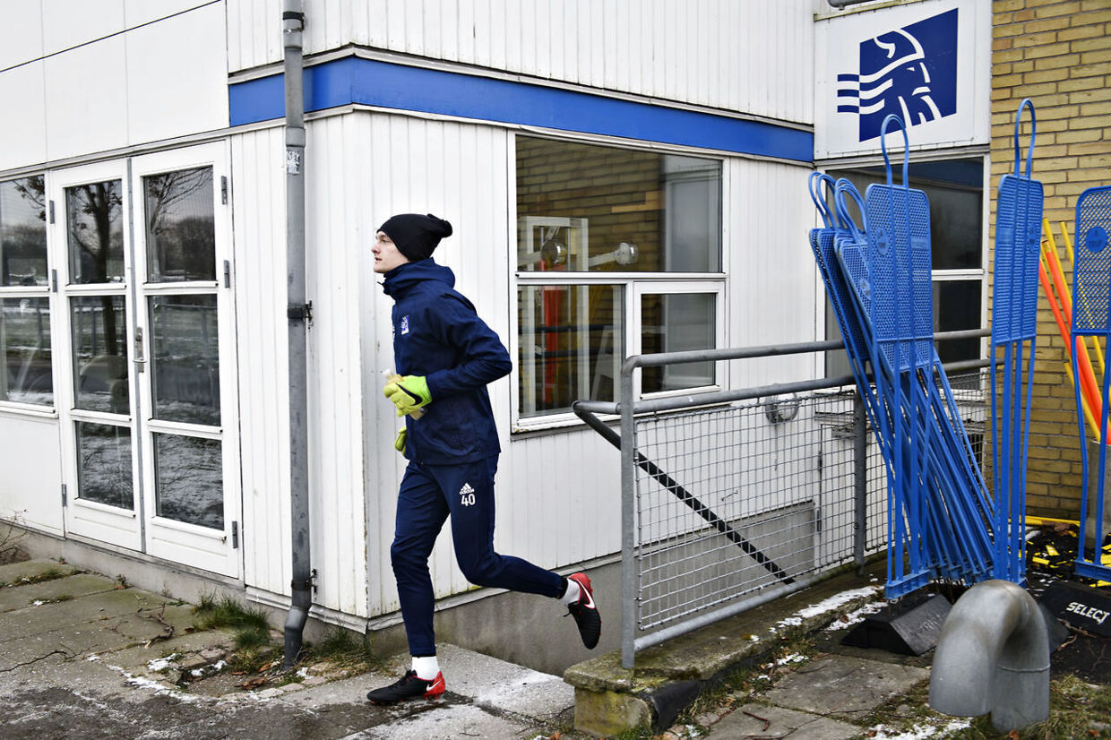 Fodboldspiller Oskar Snorre (40) ankommer til træning, da spillerne fra Lyngby Boldklub træner efter superligaklubben ikke nåede fristen for at betale spillerne midnat tirsdag, onsdag den 7. februar 2018. Foto: Ritzau Scanpix/Philip Davali