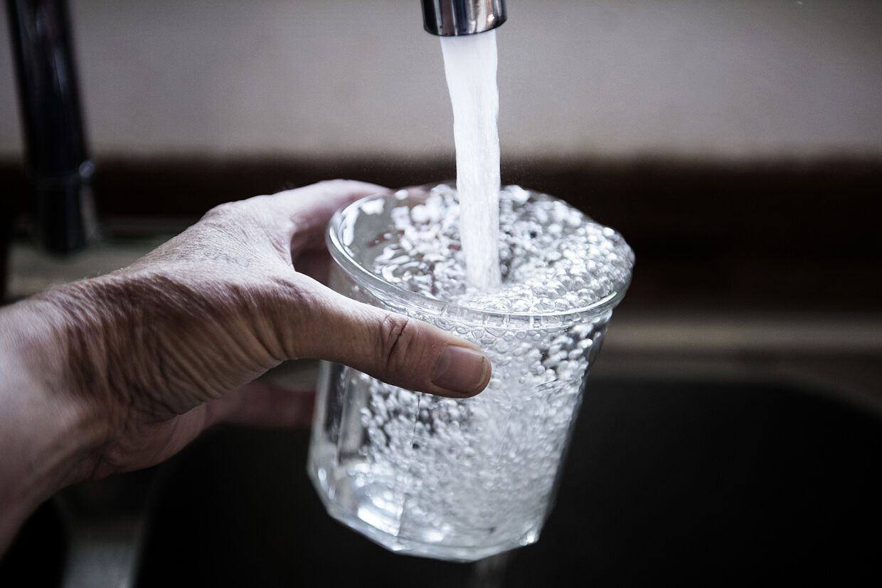 De første prøver med en ny metode til at undersøge drikkevandet for mikroplast viser en enkelt mikroplastfiber i 150 liter vand. Scanpix/Liselotte Sabroe/arkiv