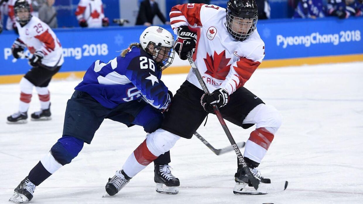 Jocelyn Larocque (th) og Canada måtte nøjes med OL-sølv efter finalenederlag til USA - til enorm skuffelse.