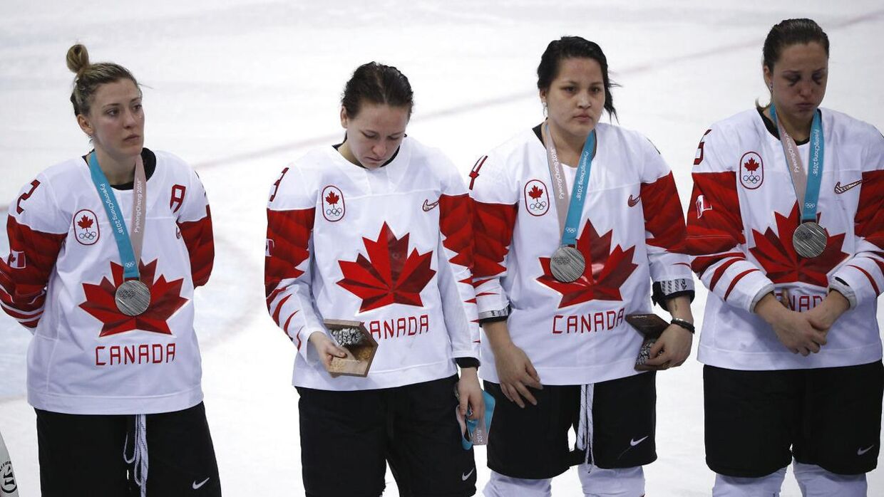 Jocelyn Larocuqe (to fra venstre) nægtede som den eneste canadier under at have sin sølvmedalje på under medaljeceremonien efter kvindernes ishockey-turnering ved OL.