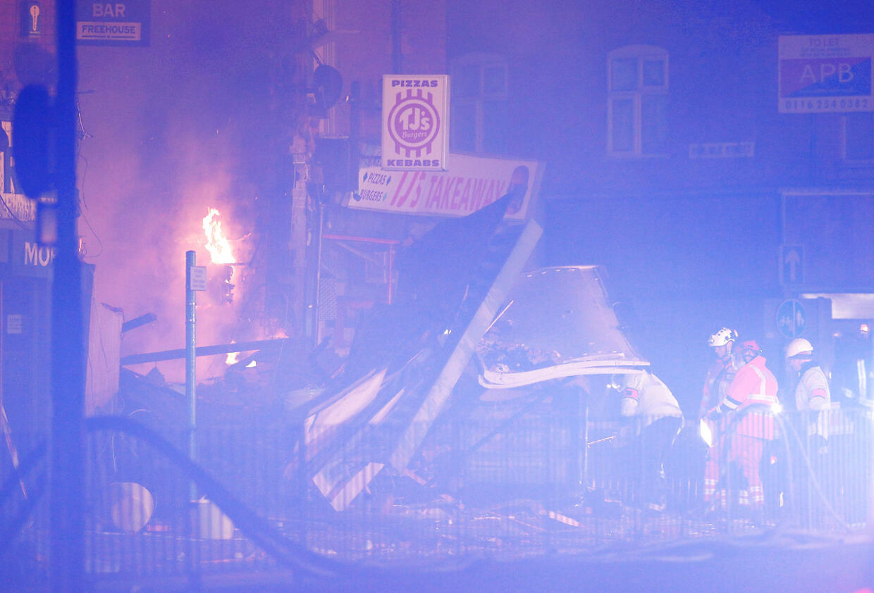 Brandfolk ved den kollapsede bygning i Leicester. Søndag aften.  