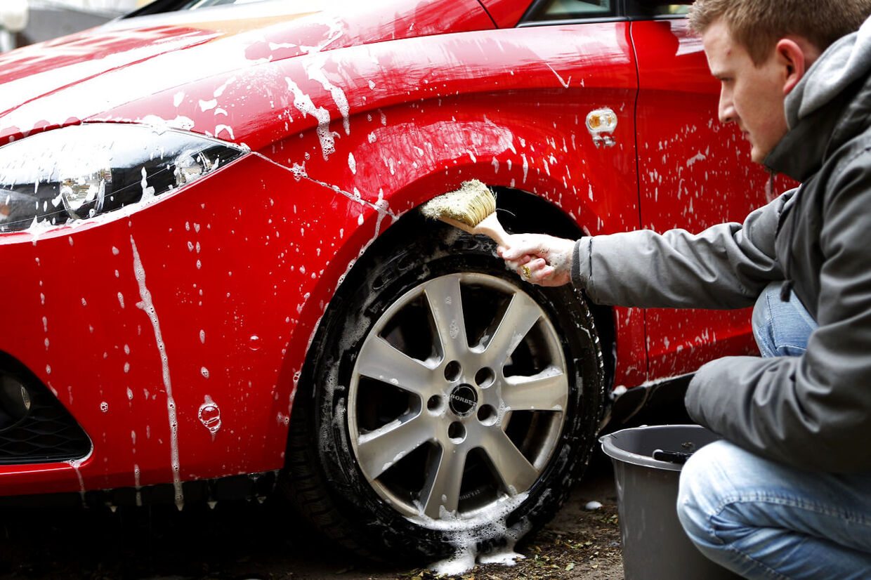 Pas på spildevandet hvis du vasker bilen hjemme i indkørslen, når jorden er hård af frost.