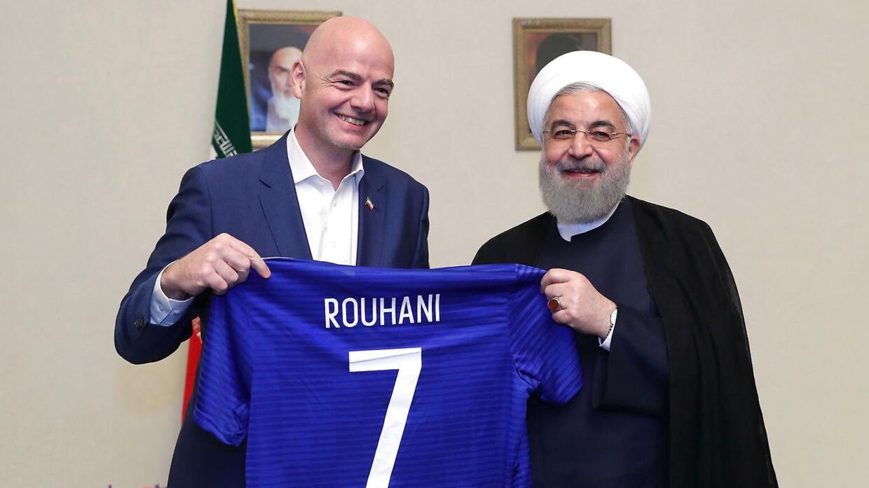 FIFAs præsident, Gianni Infantino, forærer her Irans præsident, Hassan Rouhani, en fodboldtrøje under FIFA-præsidentens besøg i landet, hvor han også være æresgæst til en kamp i den bedste række. 35 kvinder ville også overvære kampen, men de blev anholdt af landets religiøse politl.