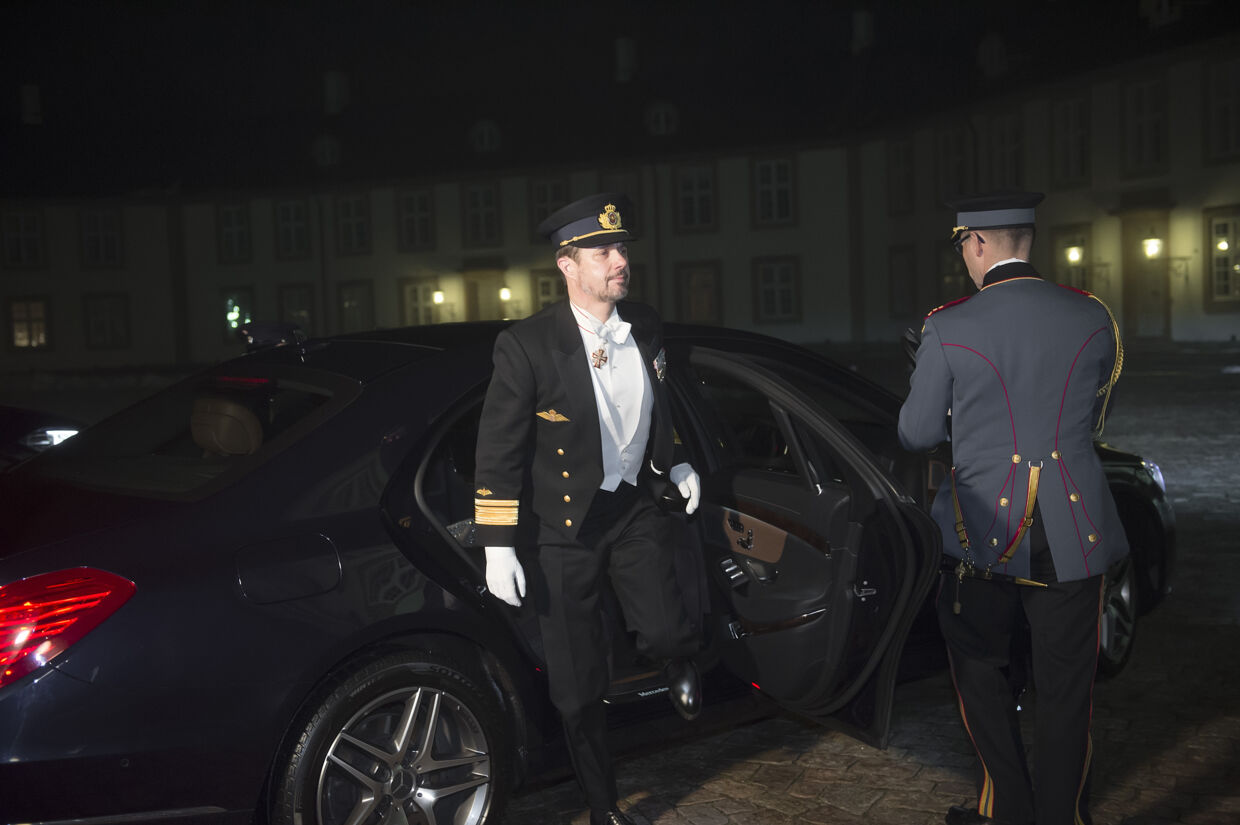 Kronprins Frederik og Kronprinsesse Mary ankommer til Hæderstegnsmiddag for Forsvaret og Flyvevåbnet på Fredensborg Slot. (Foto: Keld Navntoft /Scanpix 2018)