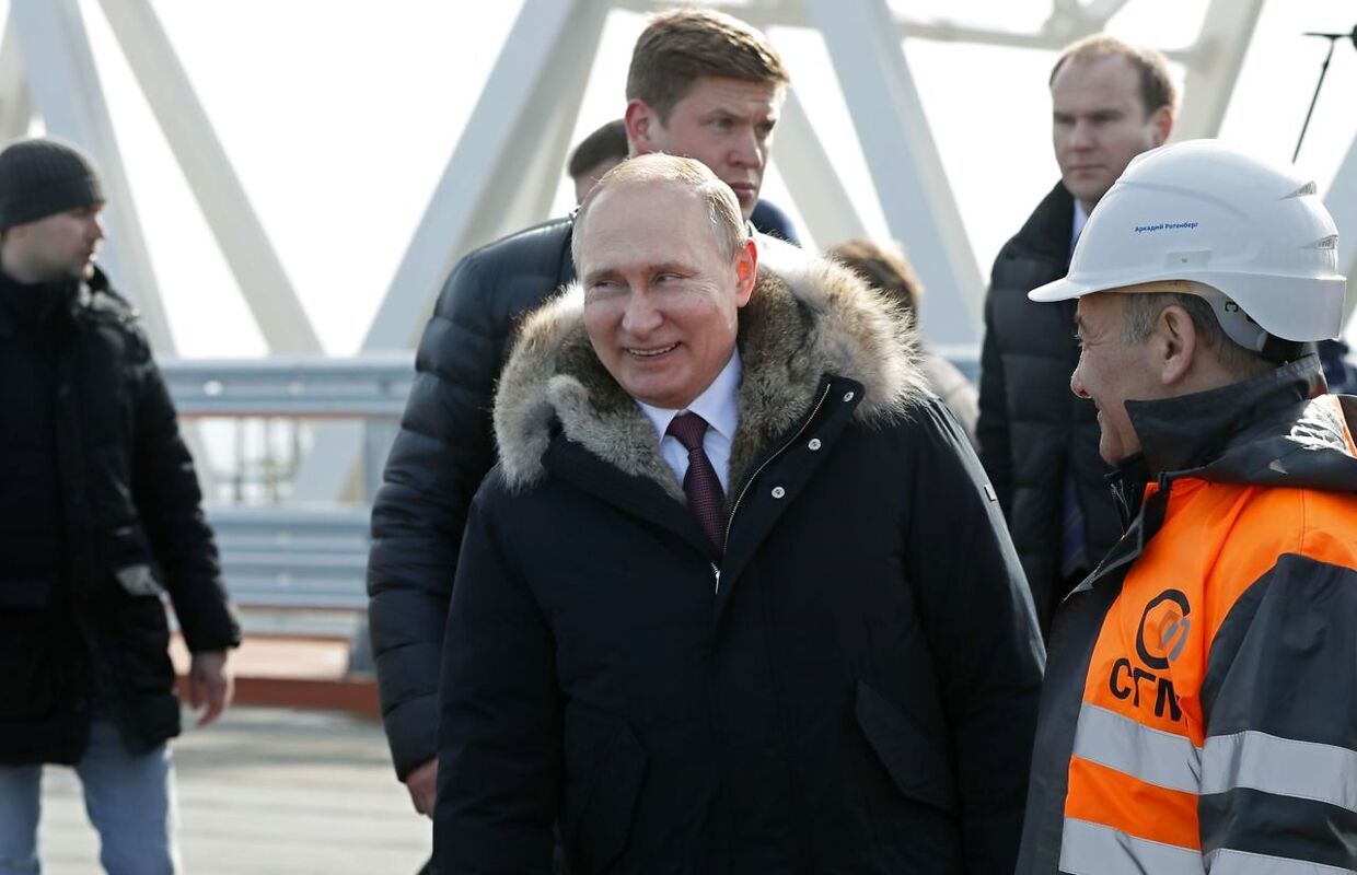 Putin fører valgkamp på den annekterede halvø Krim på dagen, hvor Storbritannien udviser 23 russiske diplomater efter gift-drabsforsøget på den tidligere dobbeltagent Sergej Skripal og hans 33-årige datter Yulia. 