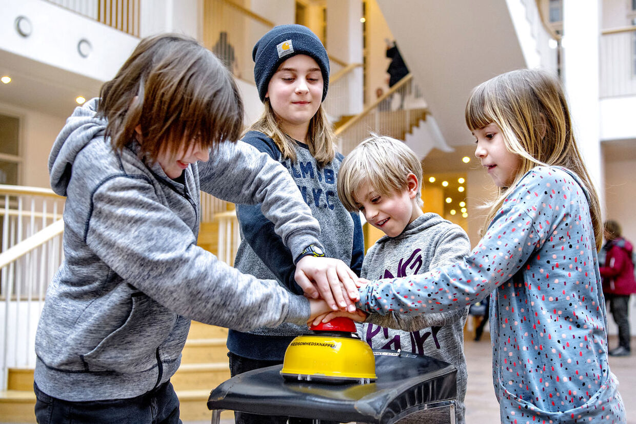 BTs børnepanel aktiverer Nationalmuseets nye 'kedsomhedsknap'. Fra venstre Marius på 10, Sigurd, 12, Saxe, 8 og Andrea på 7.