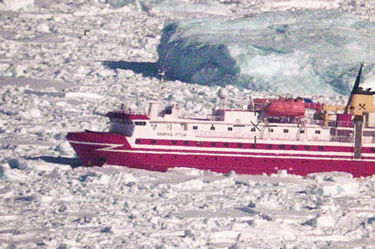 Passagerskibet Sarfaq Ittuk sidder fast i isen i Torssukatak i det sydlige Grønland. Det skriver TV2, som beretter, at der er 37 passagerer og 21 besætningsmedlemmer om bord. Scanpix/Arktisk Kommando - Hand Out