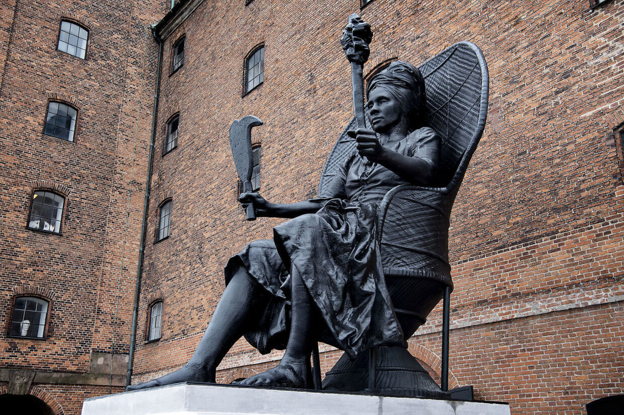 En syv meter høj skulptur under navnet 'I Am Queen Mary' afsløres foran Vestindisk Pakhus i København, lørdag den 31. marts 2018. Kunsterne håber på at kunne skabe dialog omkring Danmarks rolle i kolonitiden.