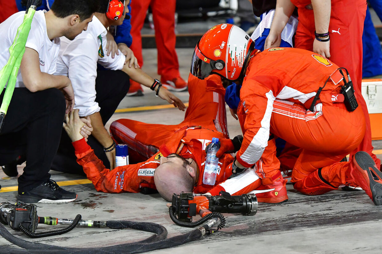 Ferrari måtte søndag kører en mekaniker på hospitalet med et brækket ben. Giuseppe Cacace/Pool via REUTERS