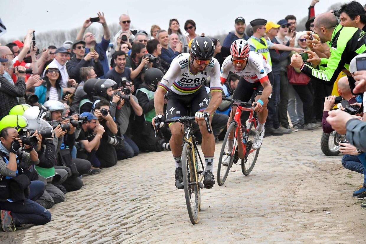 Peter Sagan i front under søndagens ykelklassiker Paris-Roubaix.