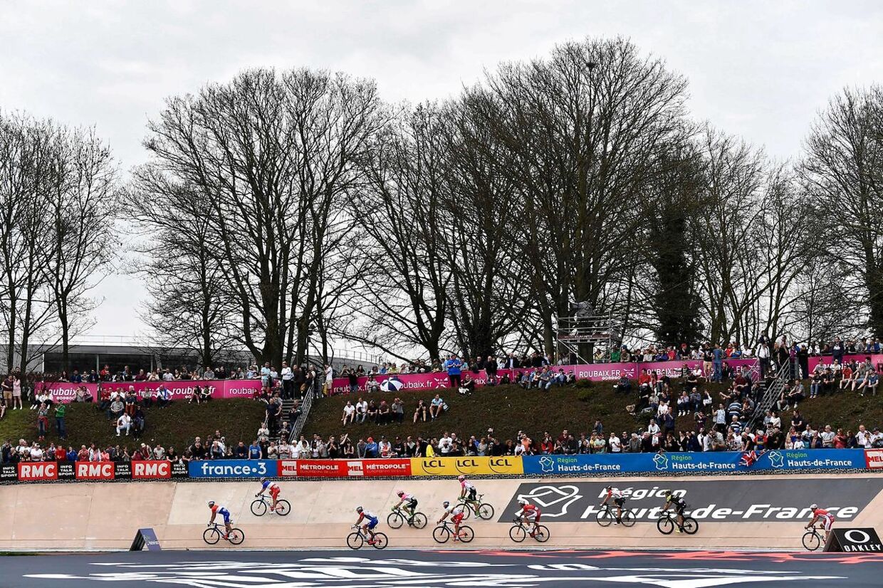 Paris-Roubaix søndag eftermiddag under opløbet nær målstregen.  