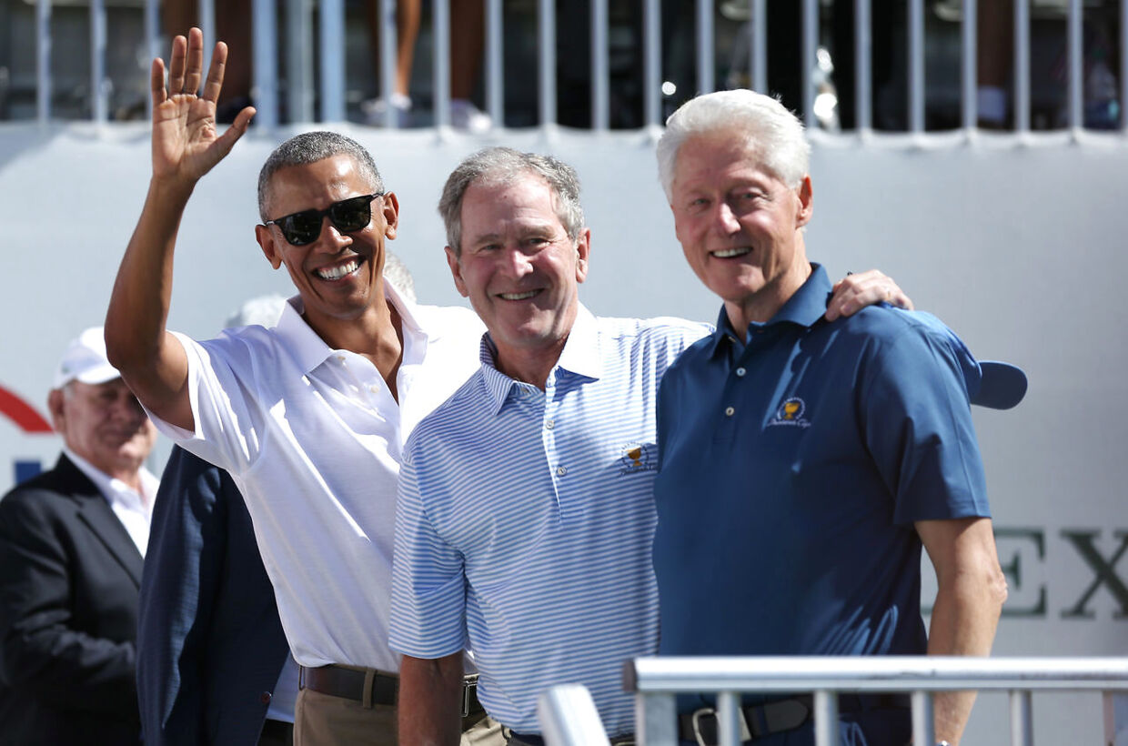 Tre tidligere præsidenter samlet til 'The President's Cup' golf turnering i sept. 2017. Fra venstre: Barack Obama, George W. Bush og Bill Clinton. 
